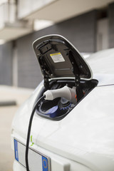 Auto elettrica che si ricarica da una colonnina