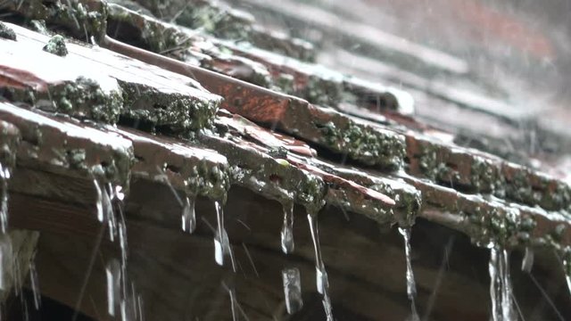 Starkregen bei einem W&auml;rmegewitter, Ziegeldach, Regentropfen, Bayern, 4K
