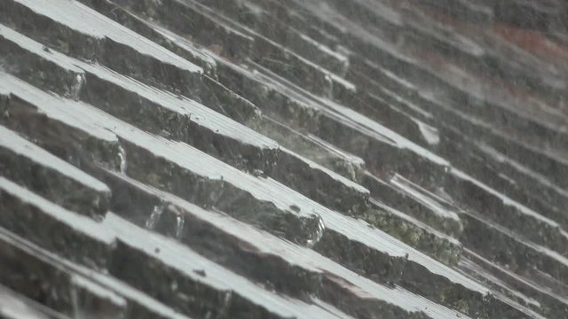 Starkregen bei einem W&auml;rmegewitter, Ziegeldach, Regentropfen, Bayern, 4K