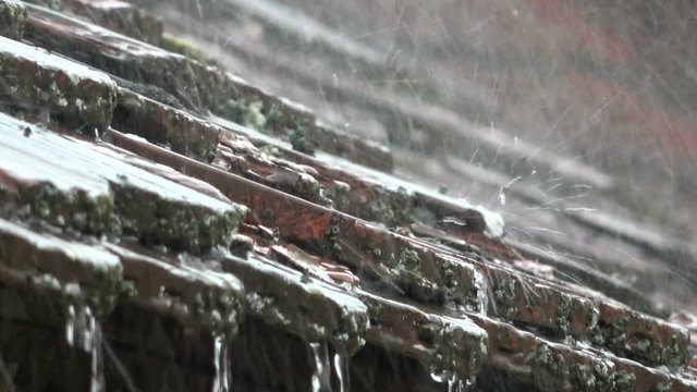 Starkregen bei einem W&auml;rmegewitter, Ziegeldach, Regentropfen, Bayern, 4K
