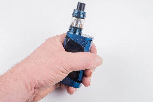 E-Zigarette in der Hand