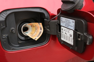 Money in the fuel tank of the car (the price of fuel is growing)