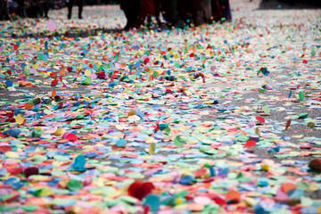 Naklejka premium confetti falling during a festival or carnival in the city