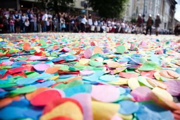 Obraz premium confetti on the ground during a festival or carnival in the city