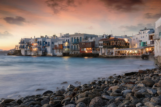 Mykonos Stadt am Abend mit den beleuchteten Restaurants und Bars, Kykladen, Griechenland