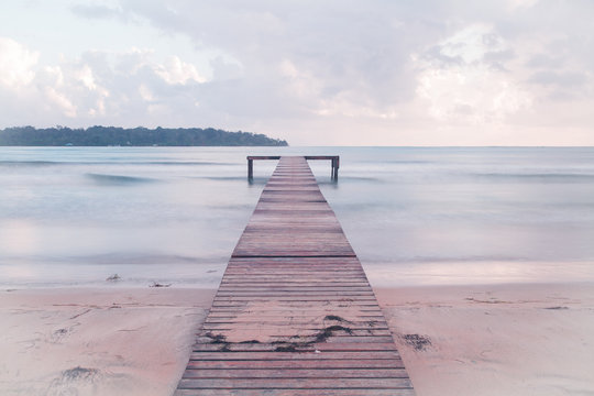 muelle de madera en playa solitaria del caribe al amanecer