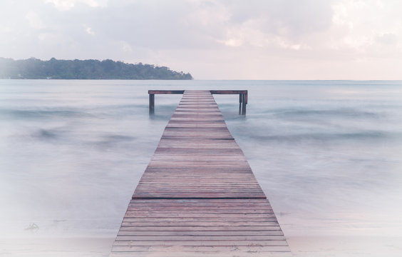 muelle de madera sobre el par