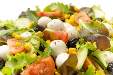 Insalata con mozzarella, pomodoro, mais, olive nere e misticanza 