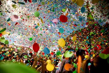 Deurstickers confetti die valt tijdens een festival of carnaval in de stad © Melinda Nagy