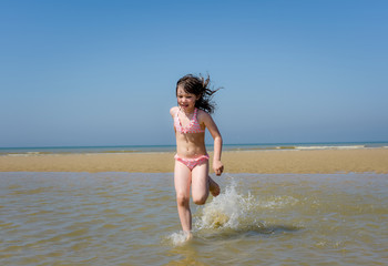 Naklejka premium belle enfant jouant dans l'eau