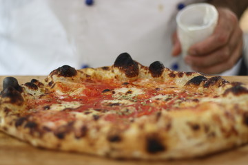 Pizza Napoli con pomodoro