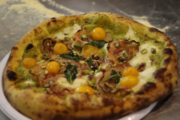 Pizza con pomodorini gialli