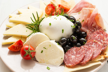 Piatto con mozzarella di bufala campana, pecorino romano, salame e olive nere, Cibo Italiano