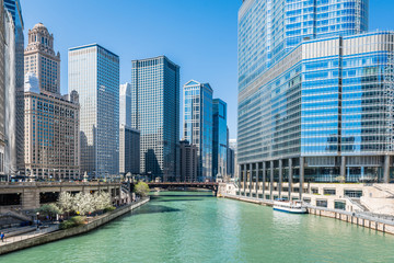 Chicago River en de skyline van de binnenstad van Chicago, VS