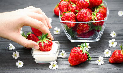 Strawberries in sour cream