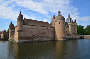 Fototapeta premium CHÂTEAU LA CLAYETTE ( 14 éme Siècle ) BOURGOGNE FRANCE 