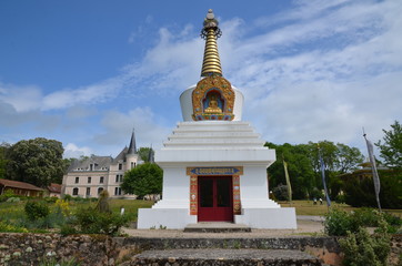 Fototapeta premium STUPA TEMPLE TIBÉTAIN DE PALDENSHANGPA ( Temple des mille bouddhas ) BOURGOGNE FRANCE 