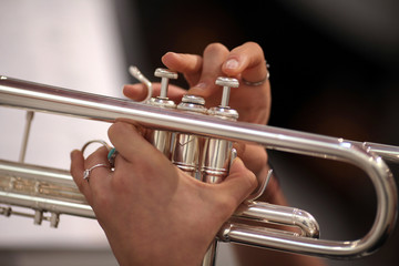 Obraz na płótnie Canvas detail of hands that play the trumpet