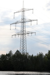 Elektrizität finden den Weg. Stromtransport über die Wasserflächen