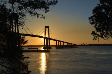 Fototapeta na wymiar sol sobre el puente