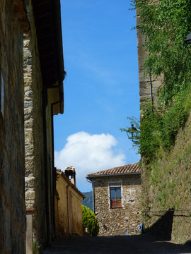Mieras /Mieres, pueblo de la provincia de Gerona (Catalu&ntilde;a,Espa&ntilde;a) ubicado en la comarca de la Garrocha. Pertenece al Parque Natural de la Zona Volc&aacute;nica de la Garrocha