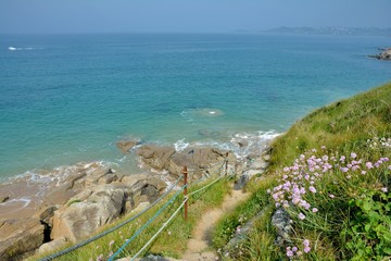 Escalier d'accès à la belle plage de sable de Lannion en Bretagne