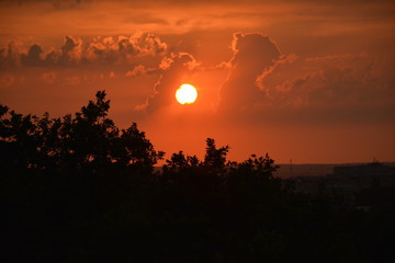 Obraz premium Beautiful sunset over the city