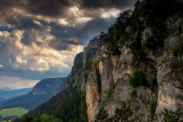 Hohe Wand mit Wolken