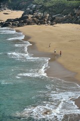 Une famille sur une belle plage de sable en Bretagne