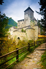 Fototapeta na wymiar Path to Taufers Castle