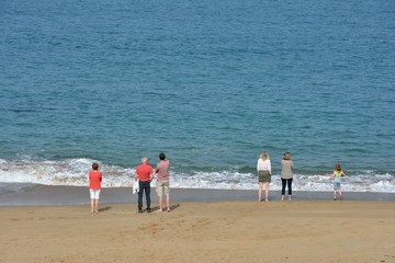 Une famille sur une belle plage de sable en Bretagne