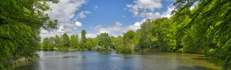 Fototapeta premium Stillgelegter Seitenarm der Nidda in Frankfurt am Main