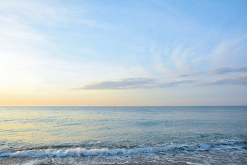 Obraz premium Sunrise at the sea. Seascape of the morning dawn. Early morning on the beach.