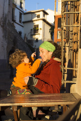 Obraz premium mother and daughter in the street in a sunny day