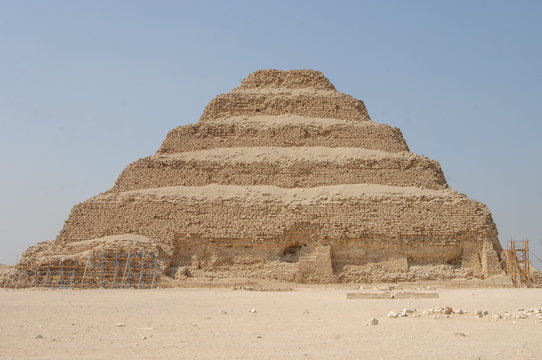 Pyramide &agrave; degr&eacute;s de Djeser en Egypte