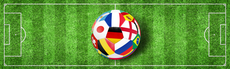Ball auf dem Fussballplatz © Thaut Images