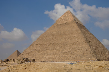 Fototapeta na wymiar Pyramide de Khéphren sur le plateau de Gizeh près du Caire en Egypte