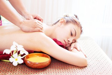 Fototapeta na wymiar Woman is having shoulder massage in Thai style