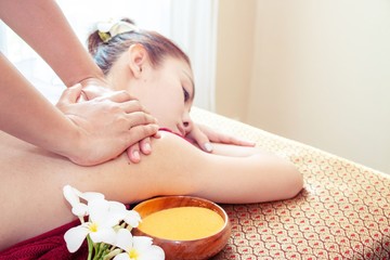 Obraz na płótnie Canvas Woman is having shoulder massage in Thai style