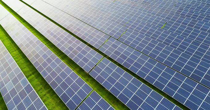 champs de panneau solaire dans une ferme solaire en vue a&eacute;rienne, splendide paysage	 