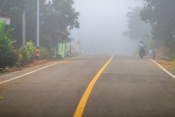 Morning walk Foggy (Cyclists, motorcyclists) are refreshed during the day. And prepare for the journey. The traffic is not difficult to travel.