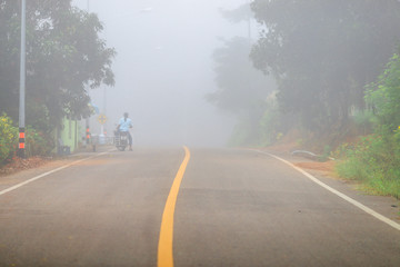 Morning walk Foggy (Cyclists, motorcyclists) are refreshed during the day. And prepare for the journey. The traffic is not difficult to travel.