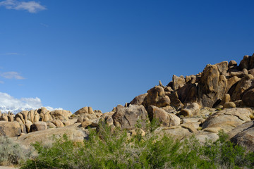 Fototapeta premium The Rugged and carved granite boulders of Alabama Hills in the desert near the Eastern Sierra Mountains and Mt Whitney Eastern California