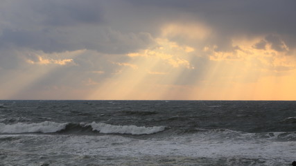 海に降り注ぐ光芒（16：9）　The sunset and Angel's ladder	
