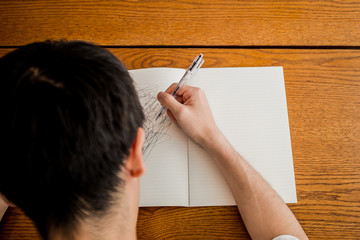 落書きをする男性