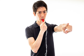 ホイッスルを持つ男性