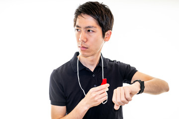 時計を見る審判
