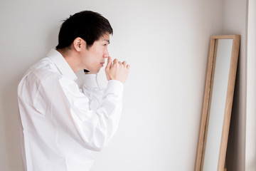 Fototapeta premium 身だしなみチェックをする男性