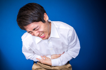お腹を抑える男性