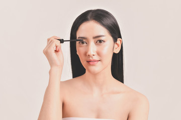 Fototapeta premium The concept of healthy beautiful woman. Beautiful girl Make up with cosmetics. Beautiful women use cosmetics suitable for the face. Beautiful woman makeup on isolated background